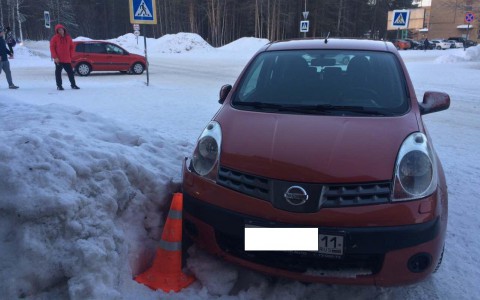 В Коми автоледи на «Ниссане» сбила двух детей и врезалась в снежный бруствер (фото)