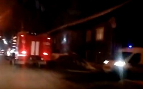В Сыктывкаре напротив станции скорой помощи горит жилой дом (видео)