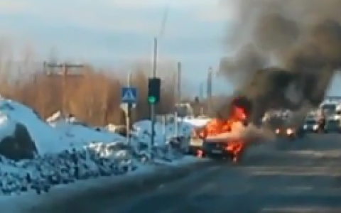 Появилось видео, как в Сыктывкаре на дороге горела «Волга»