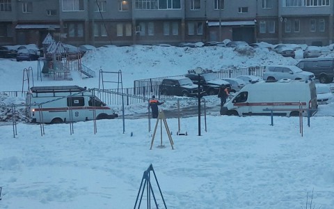 В Сыктывкаре неотложке, которая застряла во дворе, самой понадобилась помощь
