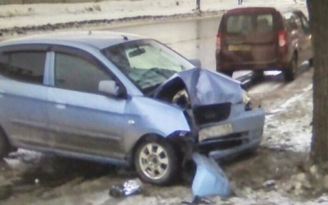 В Сыктывкаре пьяная автоледи врезалась в дерево у пивзавода