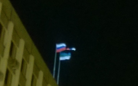 В Сыктывкаре от сильного ветра разорвало флаг России на здании Госсовета (фото)