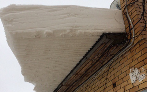 Топ-9 опасных крыш, которые угрожали сыктывкарцам