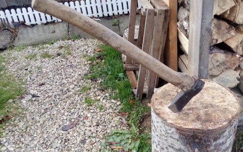 Неадекватная пенсионерка в двумя топорами напала на полицейских