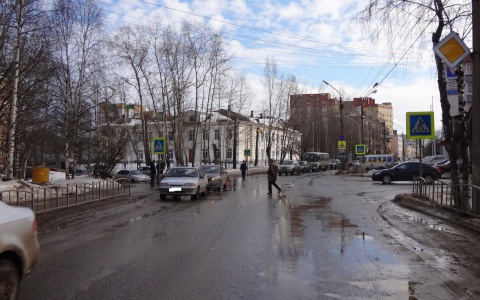В Сыктывкаре столкнулись три авто, виновник аварии скрылся с места ДТП (фото)