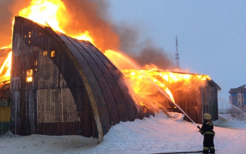 В Коми прямо в эту минуту полыхает один из старейших спортзалов (фото, видео)