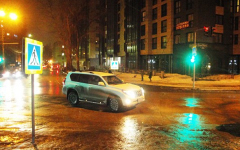 В Сыктывкаре автоледи сбила пенсионерку, которая переходила дорогу на "зеленый" свет