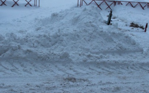 В Коми "Рено" влетело в сугроб, пострадала женщина