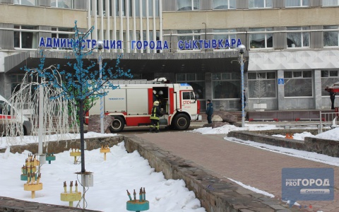 К зданию администрации Сыктывкара съехались все экстренные службы (фото)
