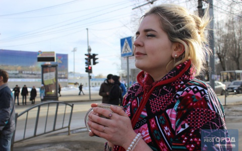 Эксперимент: девушка в халате предлагала сыктывкарцам на улице горячий чай