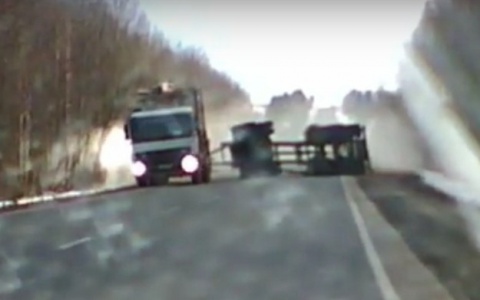 «Пункт назначения» по-Коми: на легковушку нёсся прицеп гружёного лесовоза (видео)