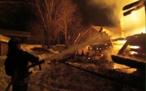 В Коми из-за сигареты дотла сгорел жилой дом