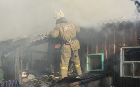 В Коми из-за пожара в частном доме едва не сгорел весь поселок