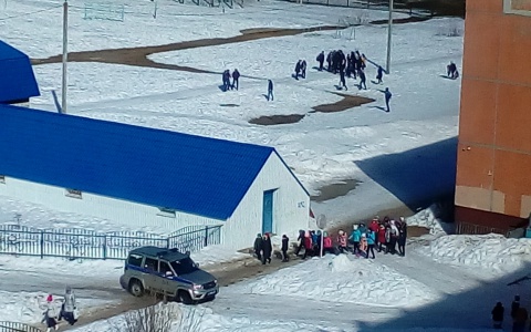 В Сыктывкаре из-за шутки о бомбе 1 апреля эвакуировали  школу