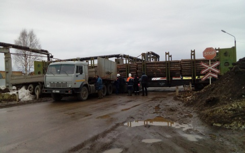 Под Сыктывкаром КамАЗ с прицепом и «Лада Приора» врезались в поезд (фото)