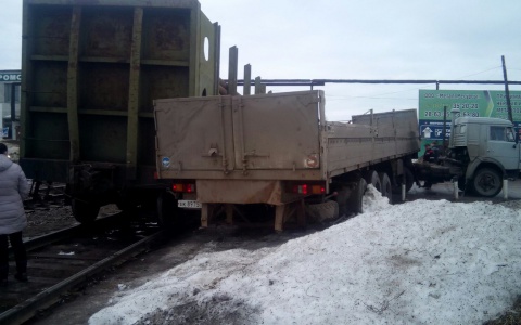 Стали известны подробности ДТП, где КамАЗ и «Лада Приора» врезались в поезд