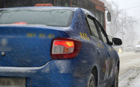В Сыктывкаре на дороге скончался водитель такси