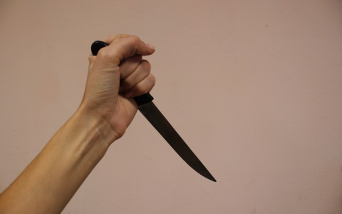 В Коми мужчина попытался убить возлюбленную и сам же вызвал ей скорую