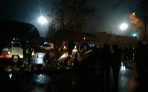 В Сыктывкаре  водитель «Хендай Соната» врезался в опору ЛЭП, два человека погибли (фото)
