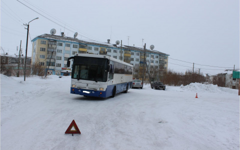 В Коми женщина попала под колеса автобуса, из которого только что вышла (фото)