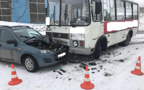 В Коми столкнулись "Лада" и автобус, пострадал подросток