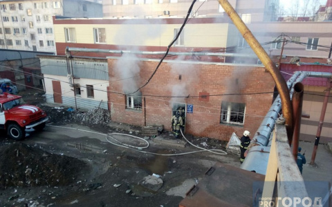 В Сыктывкаре загорелось здание заброшенного общественного туалета (фото)