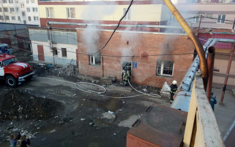 Появилось видео, как полыхало здание туалета в центре Сыктывкара