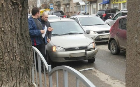 В Сыктывкаре в час-пик столкнулись рейсовый автобус и "Лада" (фото)