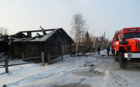 В Коми загоревшийся из-за сигареты жилой дом тушили всю ночь (фото)