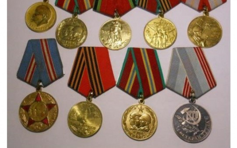 Сыктывкарец пытается обменять медали прадеда-ветерана на мобильный телефон