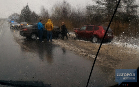 Появились фото с места ДТП в Сыктывкаре, где два авто столкнулись лоб в лоб