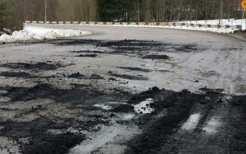 Ремонт дорог по-сыктывкарски: рабочие раскидывали асфальт из кузова самосвала (фото)