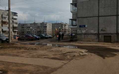 Неадекватный сыктывкарец бегал с топором около детсада (фото)