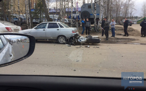 В Сыктывкаре водитель авто сбил мотоциклиста, есть пострадавшие