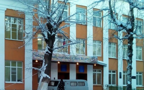 В сыктывкарской школе №12 обвалился потолок