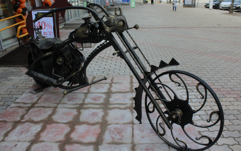 В Сыктывкаре на месте памятника подкове появился кованый байк