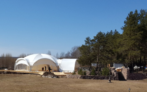 В Сыктывкаре появился огромный свадебный шатер для молодоженов