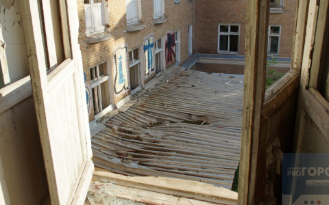 В Сыктывкаре подростки бегали по крыше заброшенной поликлиники