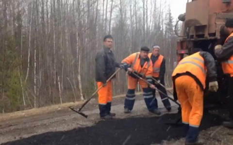 В Коми рабочие укладывали асфальт в снегопад (фото)