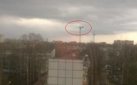 В Сыктывкаре на замороженной стройке вращается башенный кран (фото)