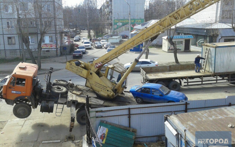 В Сыктывкаре завалился автокран (фото)