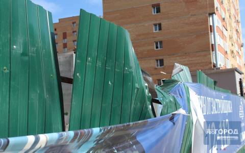 Главный прораб сыктывкарской стройки прокомментировал падение крана