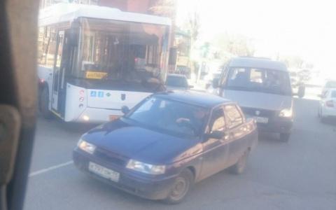Водитель сыктывкарского автобуса попал в ДТП из-за пончика (фото)