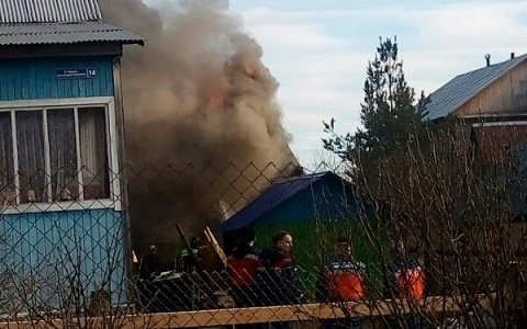 В Сыктывкаре полыхает частная баня