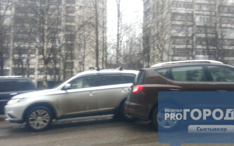 В Сыктывкаре возле крупного торгового центра столкнулись два внедорожника (фото)