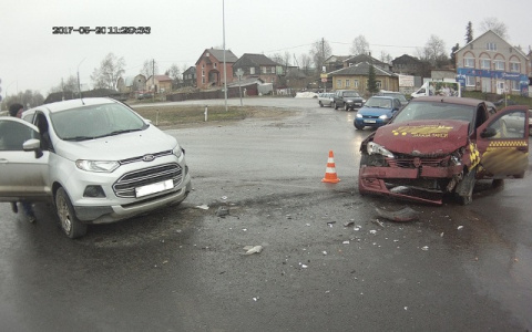 Под Сыктывкаром автоледи на "Форде" влетела в такси и ранила водителя (фото)