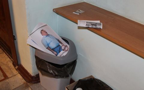 Сыктывкарские активисты выкинули портрет главы Коми Гапликова в помойку (фото)