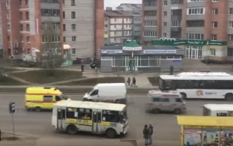 В Минздраве Коми прокомментировали кортеж скорых на улице Морозова, который посеял панику