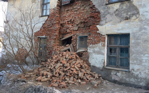 В Коми обрушилась стена жилого дома (фото)