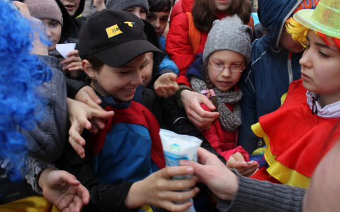 Раздача бесплатного мороженого в центре Сыктывкара вызвала ажиотаж (фото, видео)